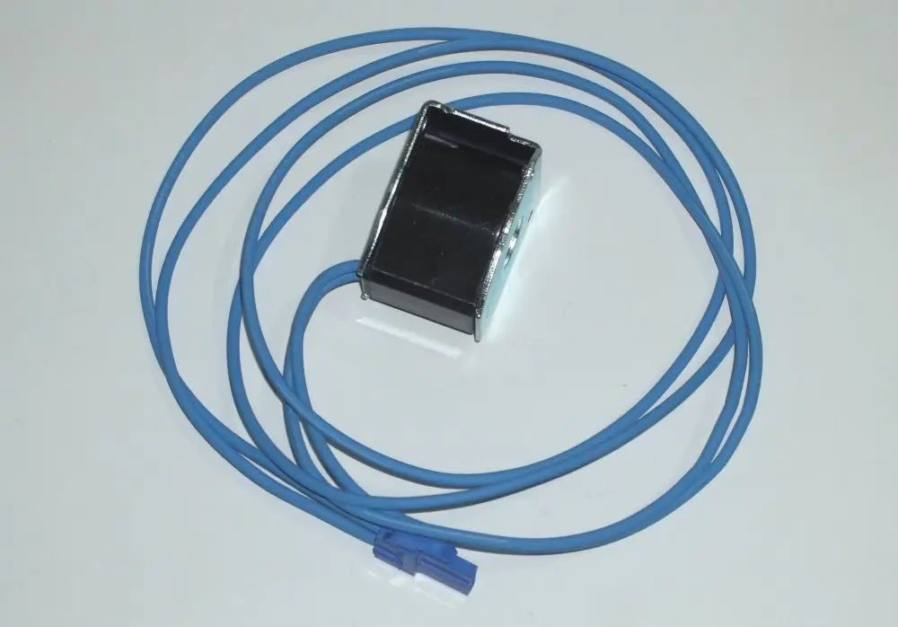 Magnetspule mit blauen Kabeln, verwendet in DAIKIN-Anlagen, zeigt eine kompakte Bauform und ist für den Einsatz in 4-Wege-Ventilen konzipiert.